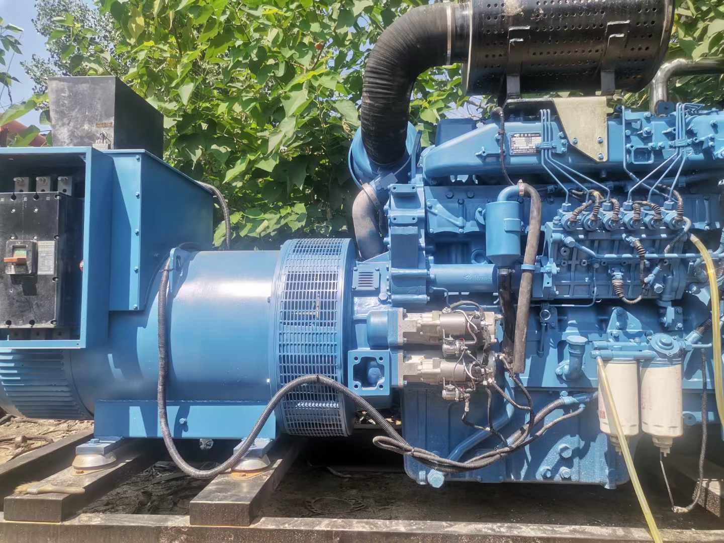 台前详细说明降低 800kW 柴油发电机输出电流波动的方法