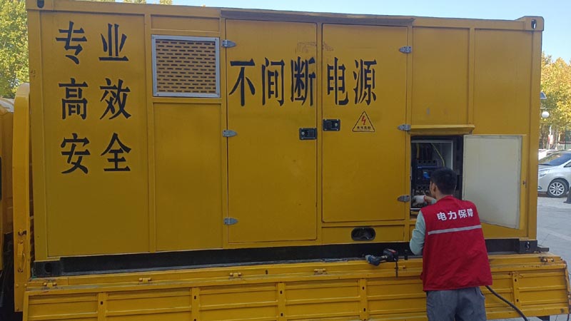 台前柴油发电机组和UPS电源配合使用时，如何避免切换过程中的电力中断？